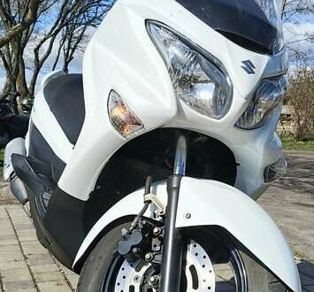 Сузукі Burgman 200 2017 у Конотопе на Automoto.ua Білий Сузукі Burgman 200, об'ємом двигуна 0.2 л та пробігом 28 тис. км за 1800 $, фото 1 на Automoto.ua