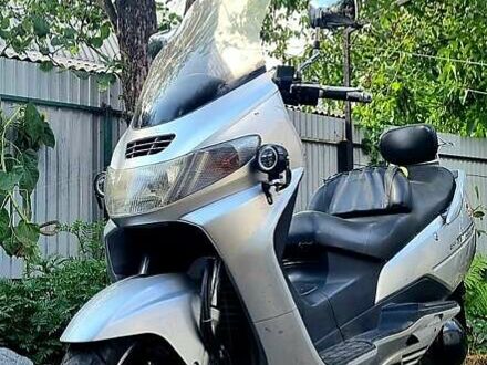 Сузукі Burgman 400 2001 у Гостомель на Automoto.ua Сірий Сузукі Burgman 400, об'ємом двигуна 0.4 л та пробігом 20 тис. км за 1200 $, фото 1 на Automoto.ua