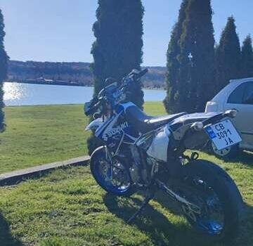 Белый Сузуки DR-Z 400SM, объемом двигателя 0.4 л и пробегом 35 тыс. км за 6000 $, фото 1 на Automoto.ua