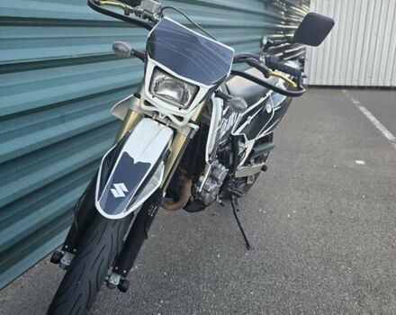 Белый Сузуки DR-Z 400SM, объемом двигателя 0.4 л и пробегом 12 тыс. км за 6900 $, фото 2 на Automoto.ua