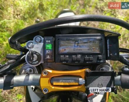 Белый Сузуки DR-Z 400SM, объемом двигателя 0.4 л и пробегом 12 тыс. км за 6400 $, фото 18 на Automoto.ua