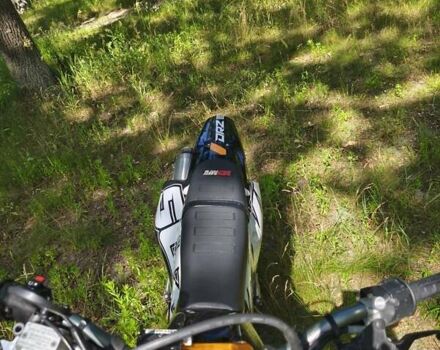 Белый Сузуки DR-Z 400SM, объемом двигателя 0.4 л и пробегом 12 тыс. км за 6400 $, фото 16 на Automoto.ua