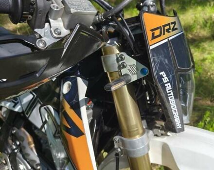 Белый Сузуки DR-Z 400SM, объемом двигателя 0.4 л и пробегом 12 тыс. км за 6400 $, фото 4 на Automoto.ua