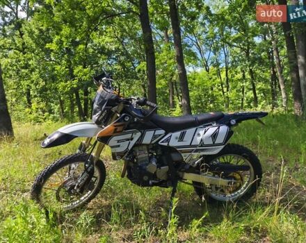 Белый Сузуки DR-Z 400SM, объемом двигателя 0.4 л и пробегом 12 тыс. км за 6400 $, фото 17 на Automoto.ua