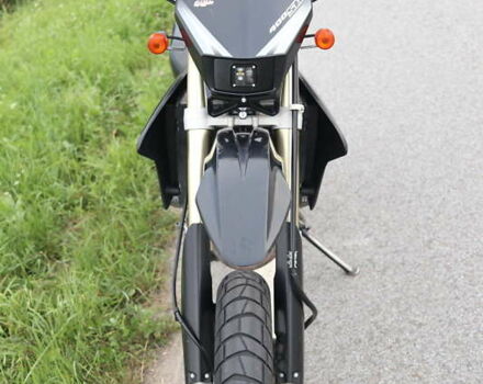 Черный Сузуки DR-Z 400SM, объемом двигателя 0.4 л и пробегом 37 тыс. км за 5000 $, фото 3 на Automoto.ua