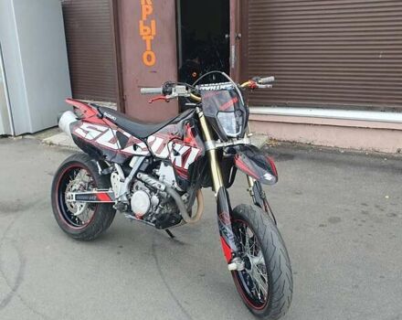 Черный Сузуки DR-Z 400SM, объемом двигателя 0.4 л и пробегом 14 тыс. км за 5500 $, фото 1 на Automoto.ua