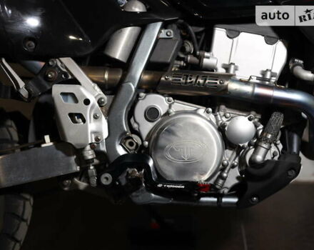Черный Сузуки DR-Z 400SM, объемом двигателя 0.4 л и пробегом 26 тыс. км за 6000 $, фото 1 на Automoto.ua