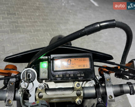 Черный Сузуки DR-Z 400SM, объемом двигателя 0.4 л и пробегом 44 тыс. км за 5700 $, фото 5 на Automoto.ua