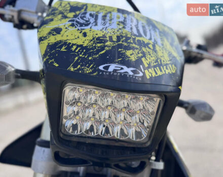 Черный Сузуки DR-Z 400SM, объемом двигателя 0.4 л и пробегом 4 тыс. км за 7100 $, фото 11 на Automoto.ua