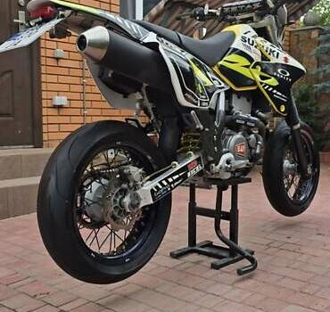 Желтый Сузуки DR-Z 400SM, объемом двигателя 0.4 л и пробегом 40 тыс. км за 4900 $, фото 5 на Automoto.ua