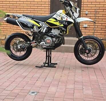 Желтый Сузуки DR-Z 400SM, объемом двигателя 0.4 л и пробегом 40 тыс. км за 4900 $, фото 4 на Automoto.ua
