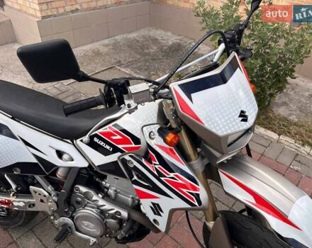 Серый Сузуки DR-Z 400SM, объемом двигателя 0.4 л и пробегом 10 тыс. км за 5300 $, фото 1 на Automoto.ua