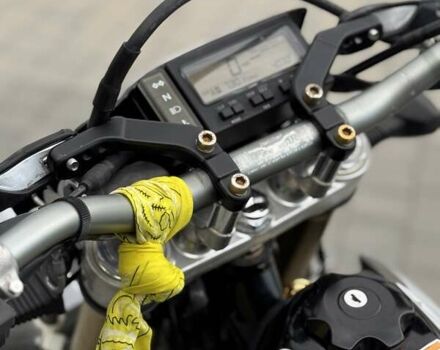 Серый Сузуки DR-Z 400SM, объемом двигателя 0.4 л и пробегом 6 тыс. км за 5500 $, фото 3 на Automoto.ua