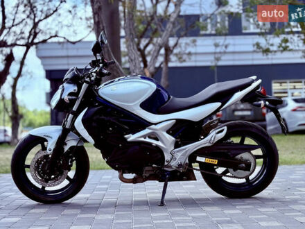 Сузуки Gladius 400 2010 в Одессе на Automoto.ua Белый Сузуки Gladius 400, объемом двигателя 0.4 л и пробегом 27 тыс. км за 4600 $, фото 1 на Automoto.ua