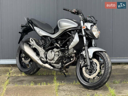 Серый Сузуки Gladius 400, объемом двигателя 0.4 л и пробегом 16 тыс. км за 4000 $, фото 1 на Automoto.ua