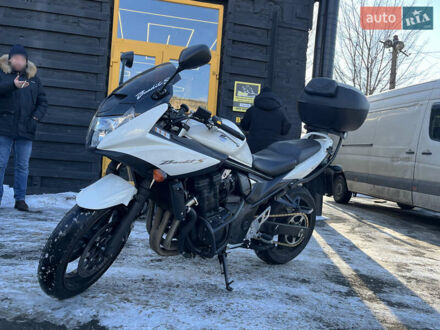 Сузукі GSF 650 Bandit 2012 у Києві на Automoto.ua Білий Сузукі GSF 650 Bandit, об'ємом двигуна 0.65 л та пробігом 30 тис. км за 6100 $, фото 1 на Automoto.ua