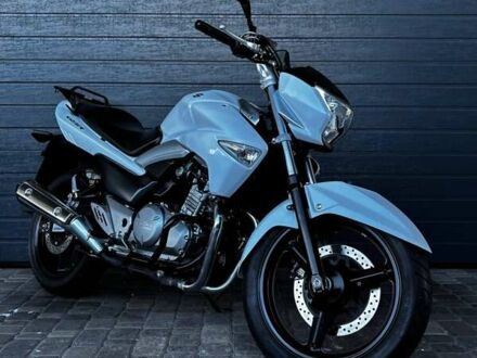 Белый Сузуки GSR 250, объемом двигателя 0.25 л и пробегом 4 тыс. км за 3000 $, фото 1 на Automoto.ua