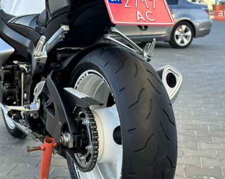 Белый Сузуки GSX-R 600, объемом двигателя 0.6 л и пробегом 25 тыс. км за 7999 $, фото 31 на Automoto.ua