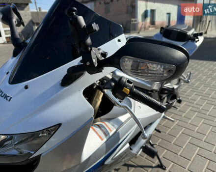 Белый Сузуки GSX-R 600, объемом двигателя 0.6 л и пробегом 35 тыс. км за 8200 $, фото 12 на Automoto.ua