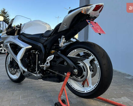 Белый Сузуки GSX-R 600, объемом двигателя 0.6 л и пробегом 25 тыс. км за 8499 $, фото 28 на Automoto.ua