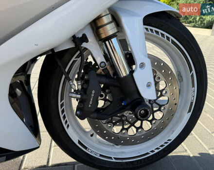 Белый Сузуки GSX-R 600, объемом двигателя 0.6 л и пробегом 35 тыс. км за 8200 $, фото 10 на Automoto.ua