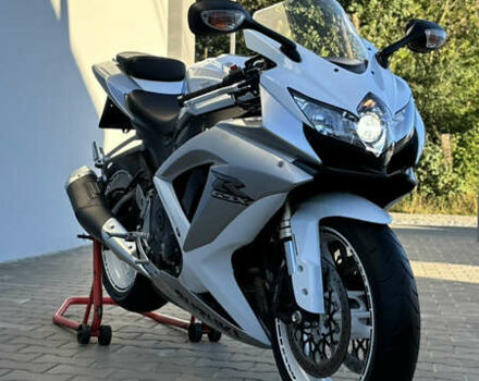Белый Сузуки GSX-R 600, объемом двигателя 0.6 л и пробегом 25 тыс. км за 7999 $, фото 21 на Automoto.ua