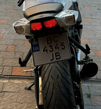 Белый Сузуки GSX-R 600, объемом двигателя 0.6 л и пробегом 12 тыс. км за 12800 $, фото 5 на Automoto.ua