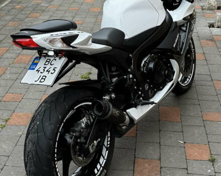 Белый Сузуки GSX-R 600, объемом двигателя 0.6 л и пробегом 12 тыс. км за 12800 $, фото 23 на Automoto.ua