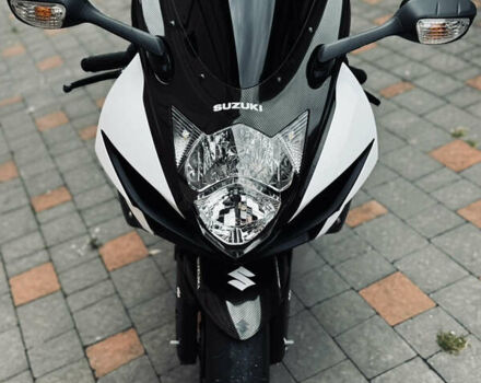 Белый Сузуки GSX-R 600, объемом двигателя 0.6 л и пробегом 12 тыс. км за 12800 $, фото 18 на Automoto.ua