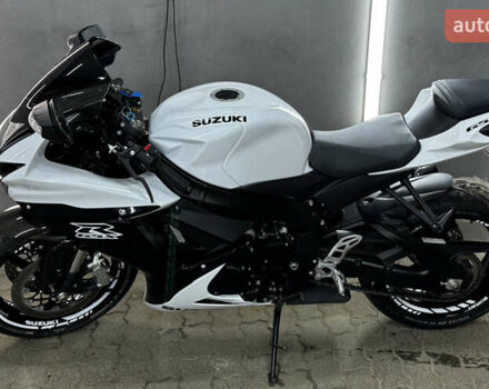 Белый Сузуки GSX-R 600, объемом двигателя 0.6 л и пробегом 12 тыс. км за 12800 $, фото 2 на Automoto.ua