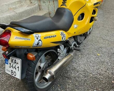 Желтый Сузуки GSX-R 600, объемом двигателя 0.6 л и пробегом 25 тыс. км за 3150 $, фото 5 на Automoto.ua