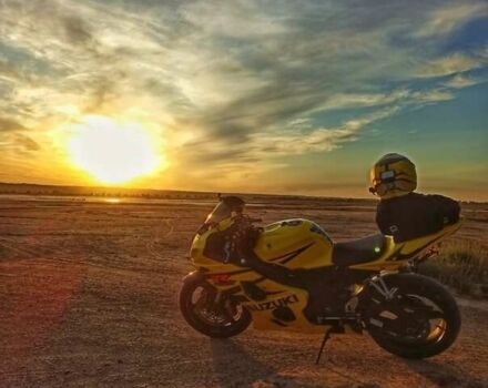 Желтый Сузуки GSX-R 600, объемом двигателя 0.6 л и пробегом 95 тыс. км за 5000 $, фото 1 на Automoto.ua