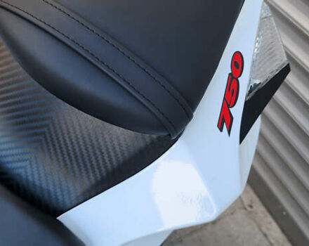 Белый Сузуки GSX-R 750, объемом двигателя 0.75 л и пробегом 2 тыс. км за 12500 $, фото 7 на Automoto.ua