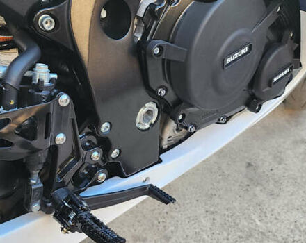 Белый Сузуки GSX-R 750, объемом двигателя 0.75 л и пробегом 2 тыс. км за 12500 $, фото 11 на Automoto.ua