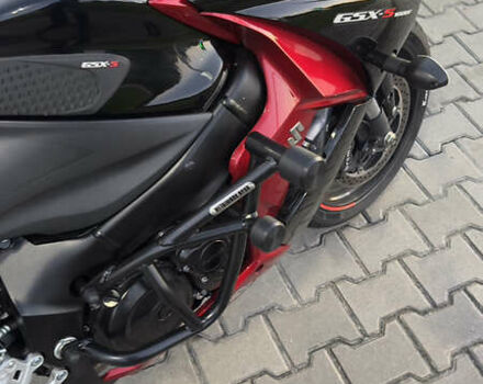 Красный Сузуки GSX-S 1000, объемом двигателя 1 л и пробегом 24 тыс. км за 10000 $, фото 5 на Automoto.ua