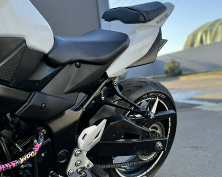 Белый Сузуки GSX-S 750, объемом двигателя 0.75 л и пробегом 15 тыс. км за 7200 $, фото 9 на Automoto.ua