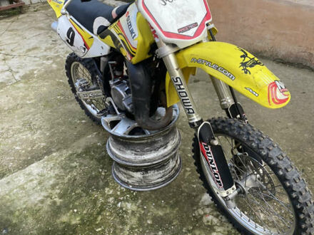 Сузукі RM 85 2010 у Чернівцях на Automoto.ua Жовтий Сузукі RM 85, об'ємом двигуна 0.09 л та пробігом 10 тис. км за 1950 $, фото 1 на Automoto.ua