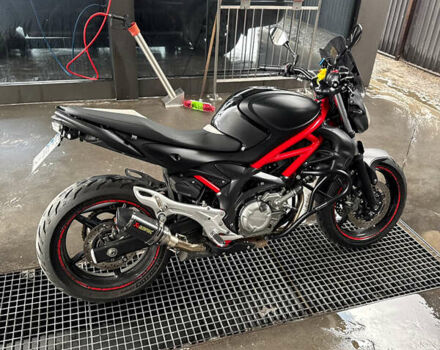 Красный Сузуки SFV 650, объемом двигателя 0.65 л и пробегом 38 тыс. км за 4700 $, фото 2 на Automoto.ua