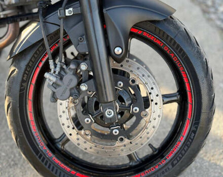 Червоний Сузукі SFV 650, об'ємом двигуна 0.65 л та пробігом 5 тис. км за 4500 $, фото 5 на Automoto.ua