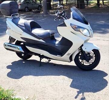 Сузуки Skywave 250 2011 в Одессе на Automoto.ua Белый Сузуки Skywave 250, объемом двигателя 0.25 л и пробегом 34 тыс. км за 2200 $, фото 1 на Automoto.ua