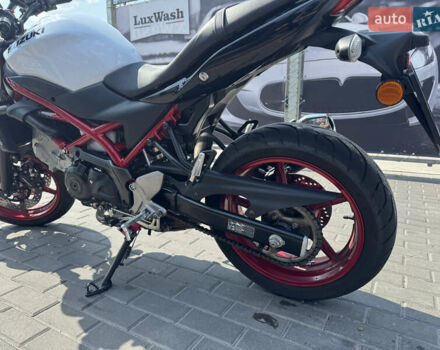 Белый Сузуки SV 650, объемом двигателя 0.65 л и пробегом 6 тыс. км за 7000 $, фото 6 на Automoto.ua
