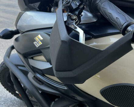 Бежевый Сузуки V-Strom 1000, объемом двигателя 1 л и пробегом 13 тыс. км за 10000 $, фото 13 на Automoto.ua