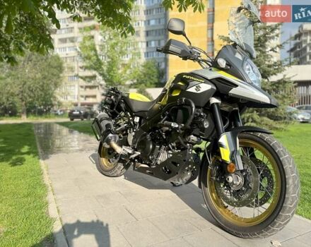 Желтый Сузуки V-Strom 1000, объемом двигателя 1.04 л и пробегом 16 тыс. км за 9500 $, фото 41 на Automoto.ua