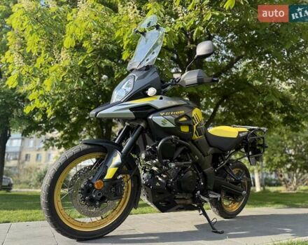 Желтый Сузуки V-Strom 1000, объемом двигателя 1.04 л и пробегом 16 тыс. км за 9500 $, фото 1 на Automoto.ua