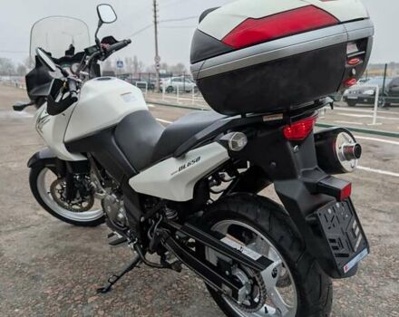Белый Сузуки V-Strom 650, объемом двигателя 0.65 л и пробегом 30 тыс. км за 6099 $, фото 7 на Automoto.ua