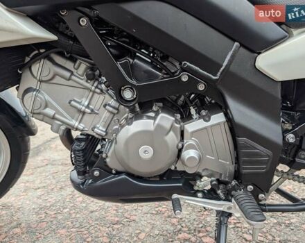 Белый Сузуки V-Strom 650, объемом двигателя 0.65 л и пробегом 30 тыс. км за 6099 $, фото 8 на Automoto.ua