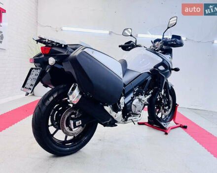 Белый Сузуки V-Strom 650, объемом двигателя 0.65 л и пробегом 30 тыс. км за 8500 $, фото 4 на Automoto.ua