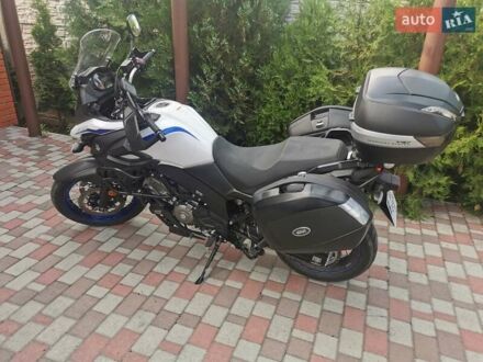 Сузукі V-Strom 650 2018 у Дніпро (Дніпропетровську) на Automoto.ua Білий Сузукі V-Strom 650, об'ємом двигуна 0.65 л та пробігом 16 тис. км за 9900 $, фото 1 на Automoto.ua