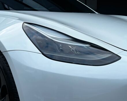 Белый Тесла Модель 3, объемом двигателя 0 л и пробегом 13 тыс. км за 34490 $, фото 3 на Automoto.ua