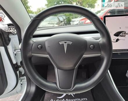 Белый Тесла Модель 3, объемом двигателя 0 л и пробегом 75 тыс. км за 16900 $, фото 20 на Automoto.ua